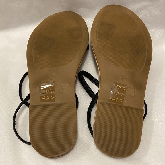 Le Chateau - Black Flat Heel Top Strap Sandals - Size 6.5 - Picture 9 of 11